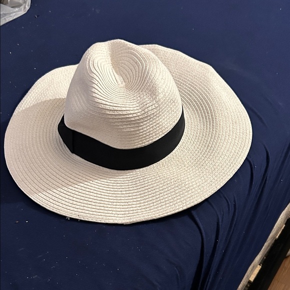 Chic Cream Sun Hat with Black Band - Picture 1 of 5